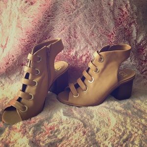 Caramel laced sandal